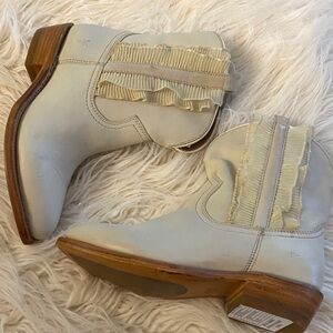 FRYE BILLY short ruffle (naked cow)Cream Ankle Boots